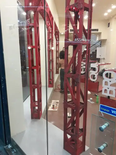 Estructuras decorativas rojas instaladas en un local