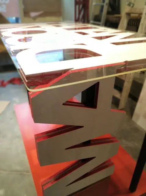 Detalle de mobiliario comercial con letras corpóreas