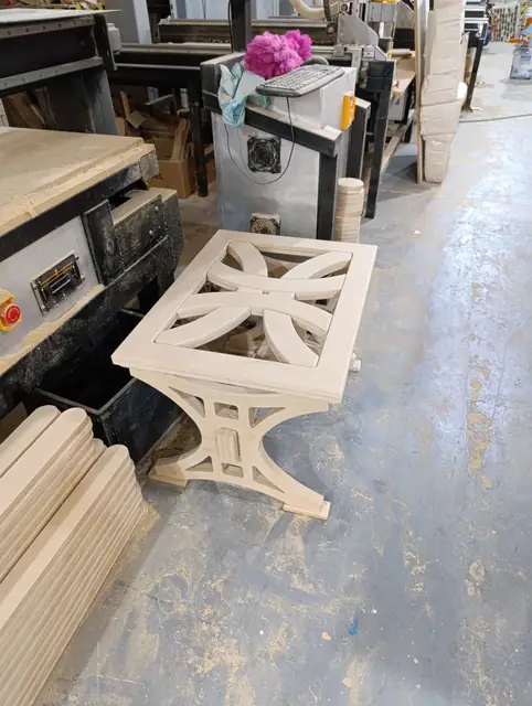 Mesa de diseño en MDF recién salida del router CNC