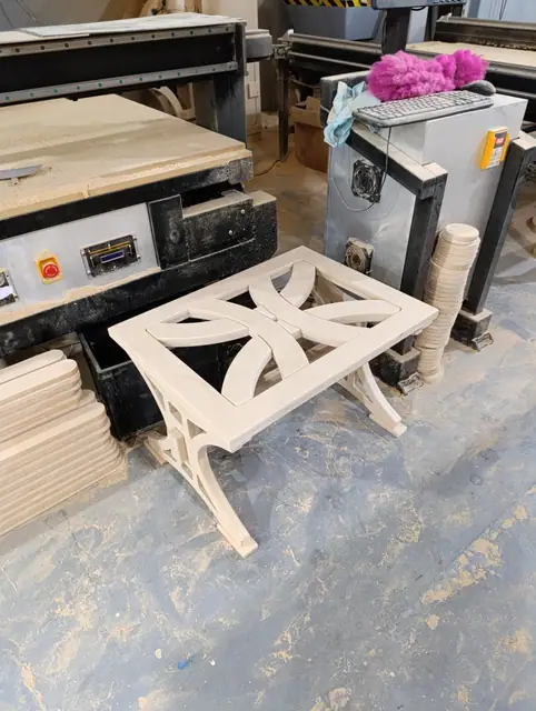 Mesa fresada en CNC durante el proceso de producción