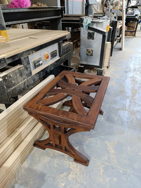 Mesa de madera terminada con acabado oscuro