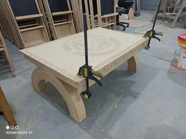 Mesa baja de diseño con base fresada y tapa de vidrio