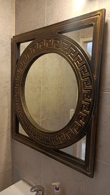 Marco de espejo con relieve ornamental fresado