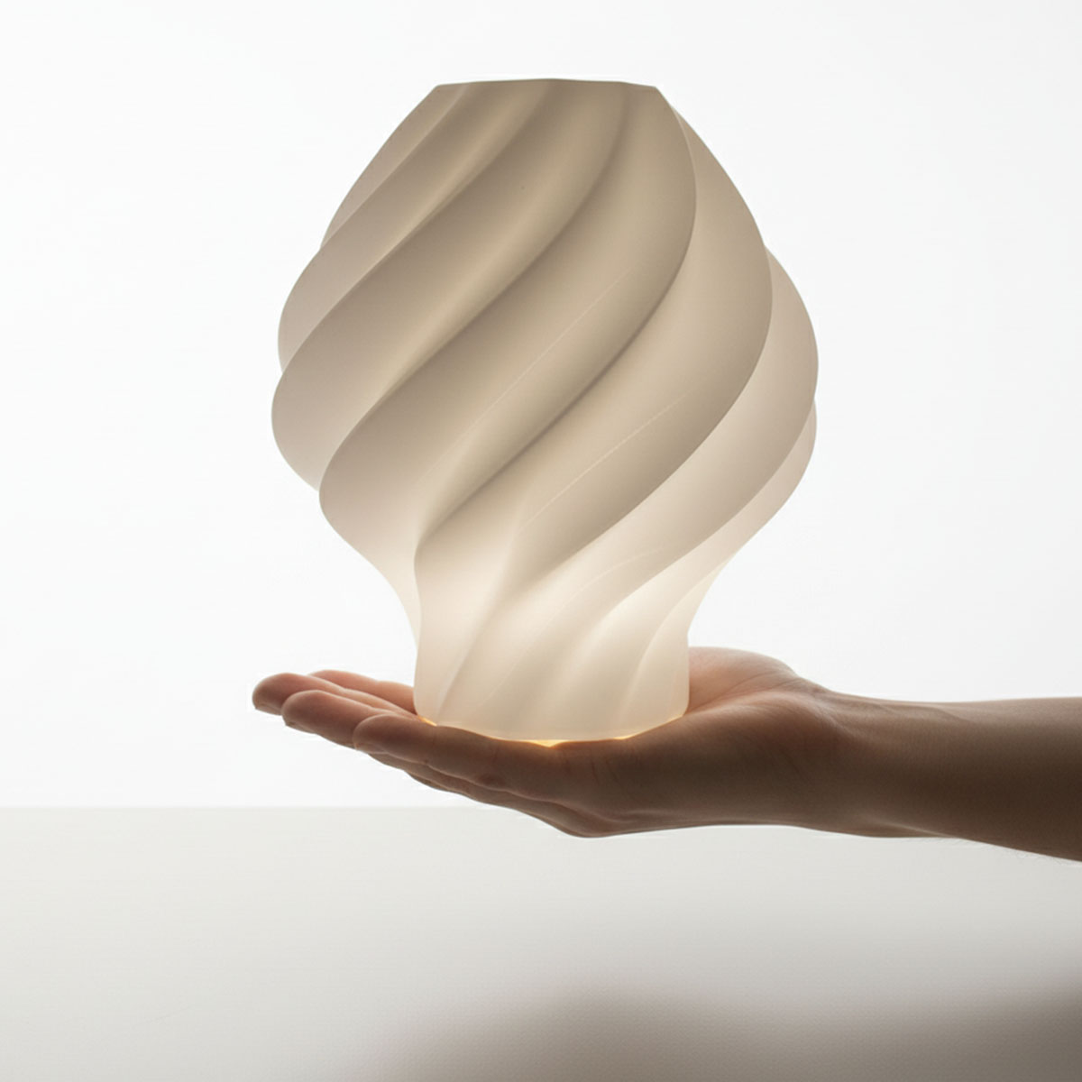 Combinación de madera y PLA en luminarias Lumo