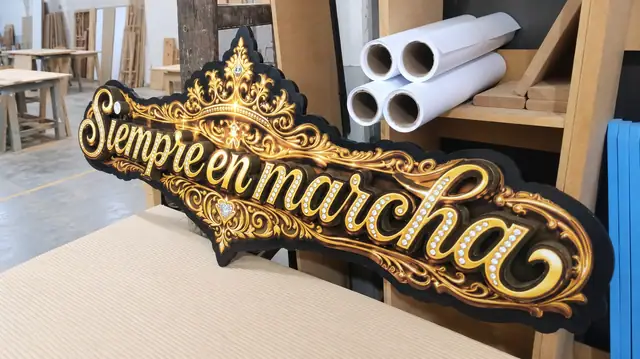 Cartel corpóreo ornamental, vista frontal