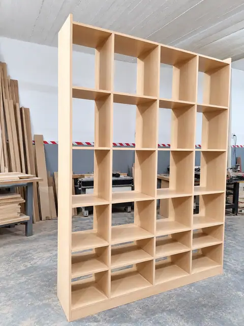 Estantería de madera fabricada a medida