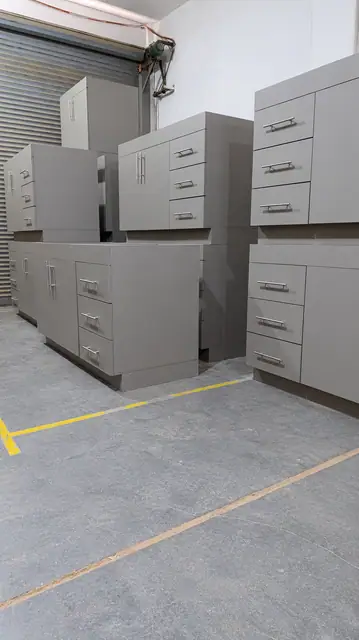 Conjunto de muebles grises, vista general