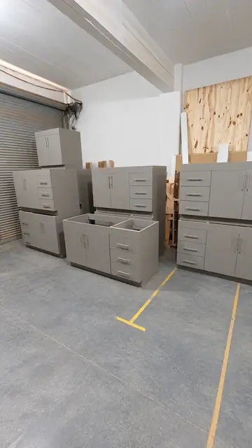 Muebles grises, detalle de módulos y cajones