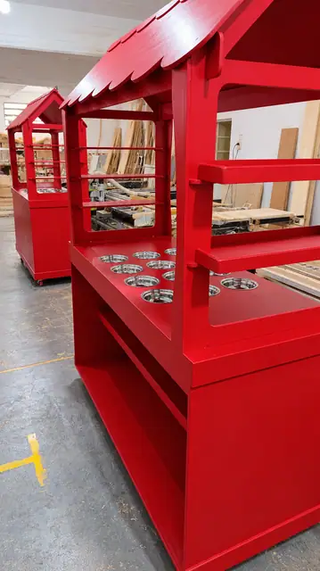 Puesto rojo de exhibición, vista cercana