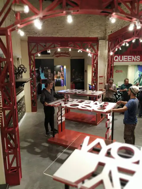 Montaje de mobiliario y estructuras para un local comercial