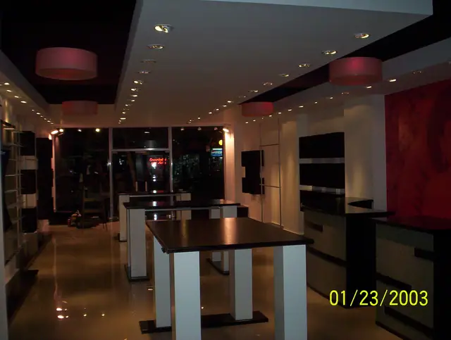 Interior comercial equipado con mobiliario y exhibidores