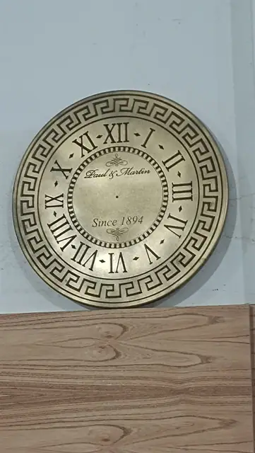 Reloj de MDF con grabado y corte decorativo