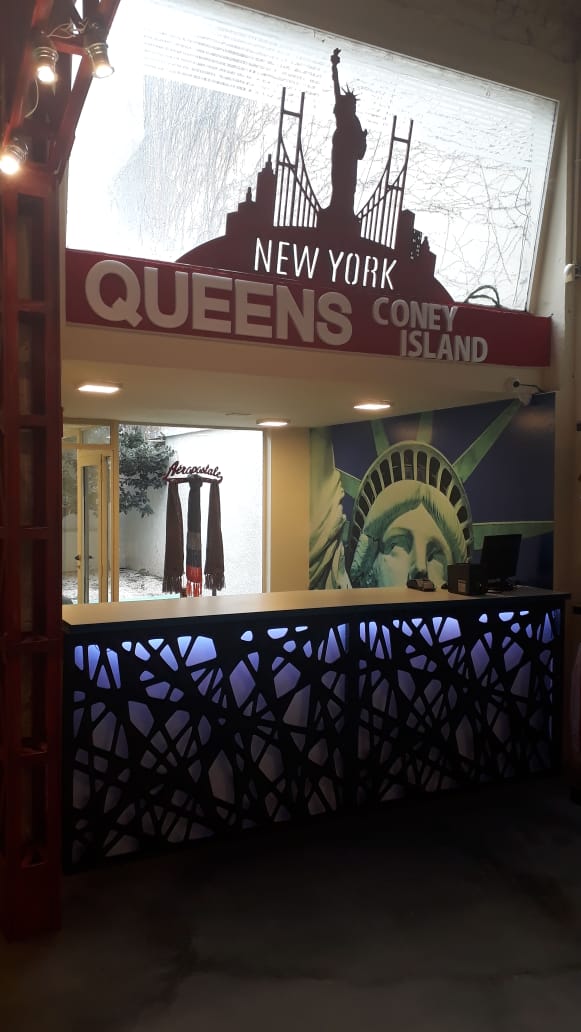 Señalética y detalles realizados con router CNC y láser