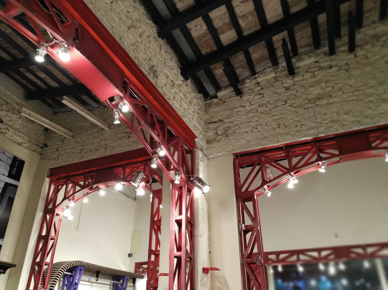 Señalética y detalles realizados con router CNC y láser