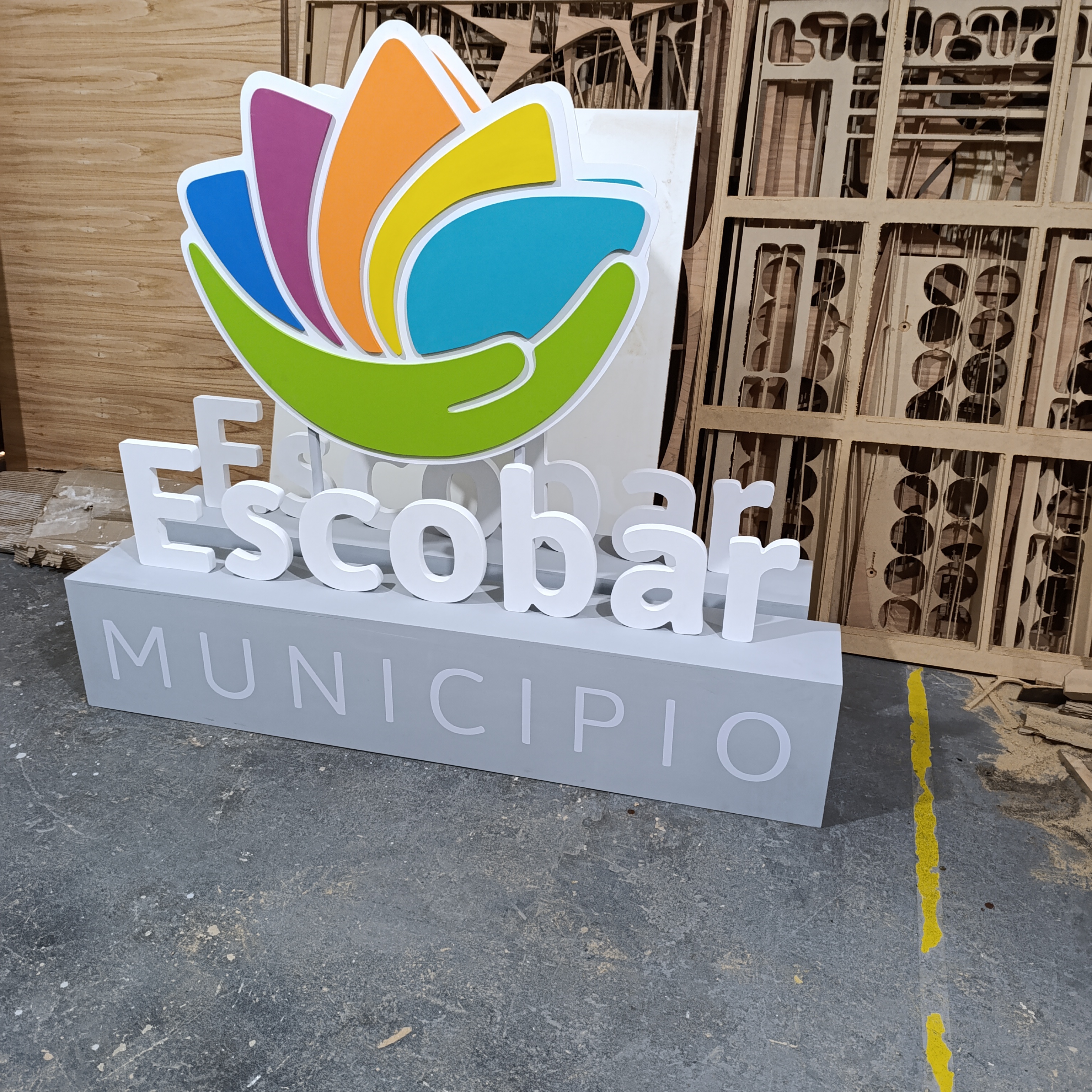 Señalética y detalles realizados con router CNC y láser